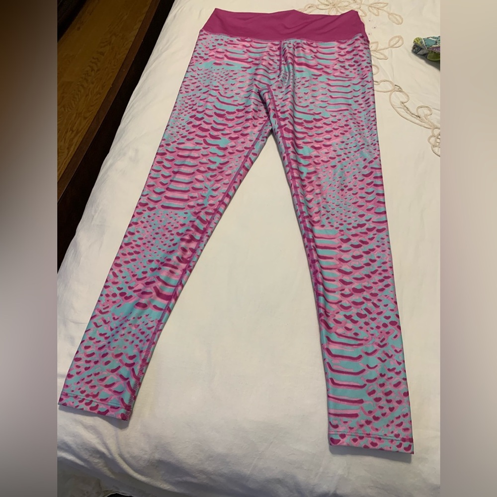 NWOT Active Wear Loco Skailz Pink & Grey leggings Size Large